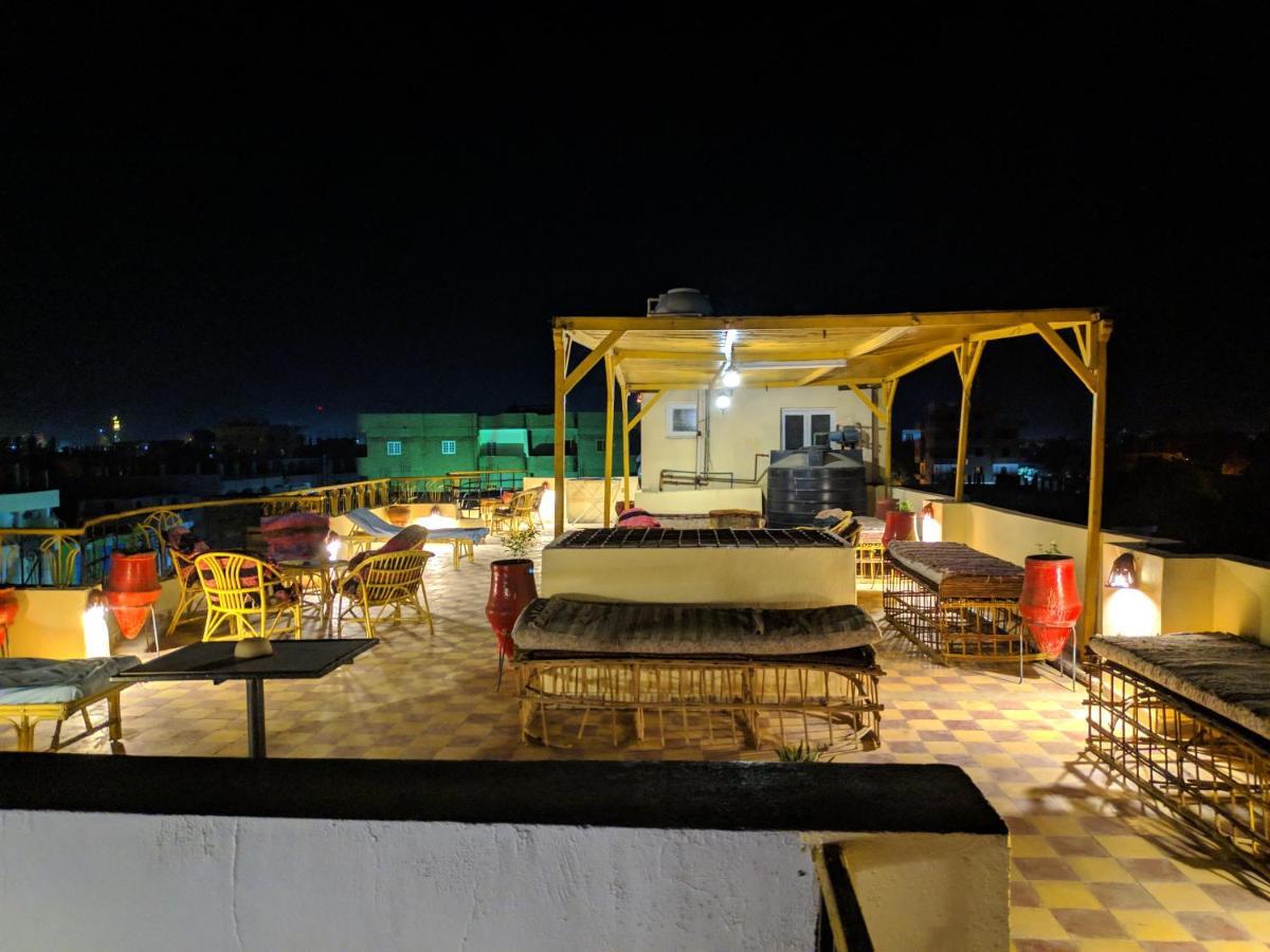 Elphardous Hotel Luxor Exteriör bild