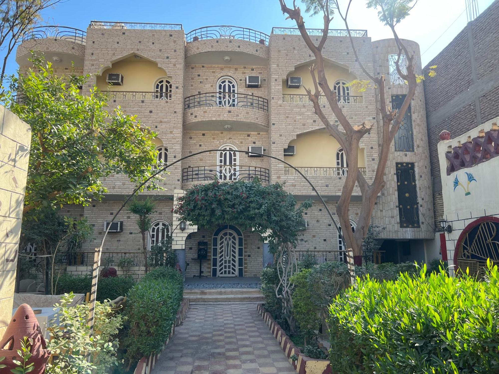 Elphardous Hotel Luxor Exteriör bild