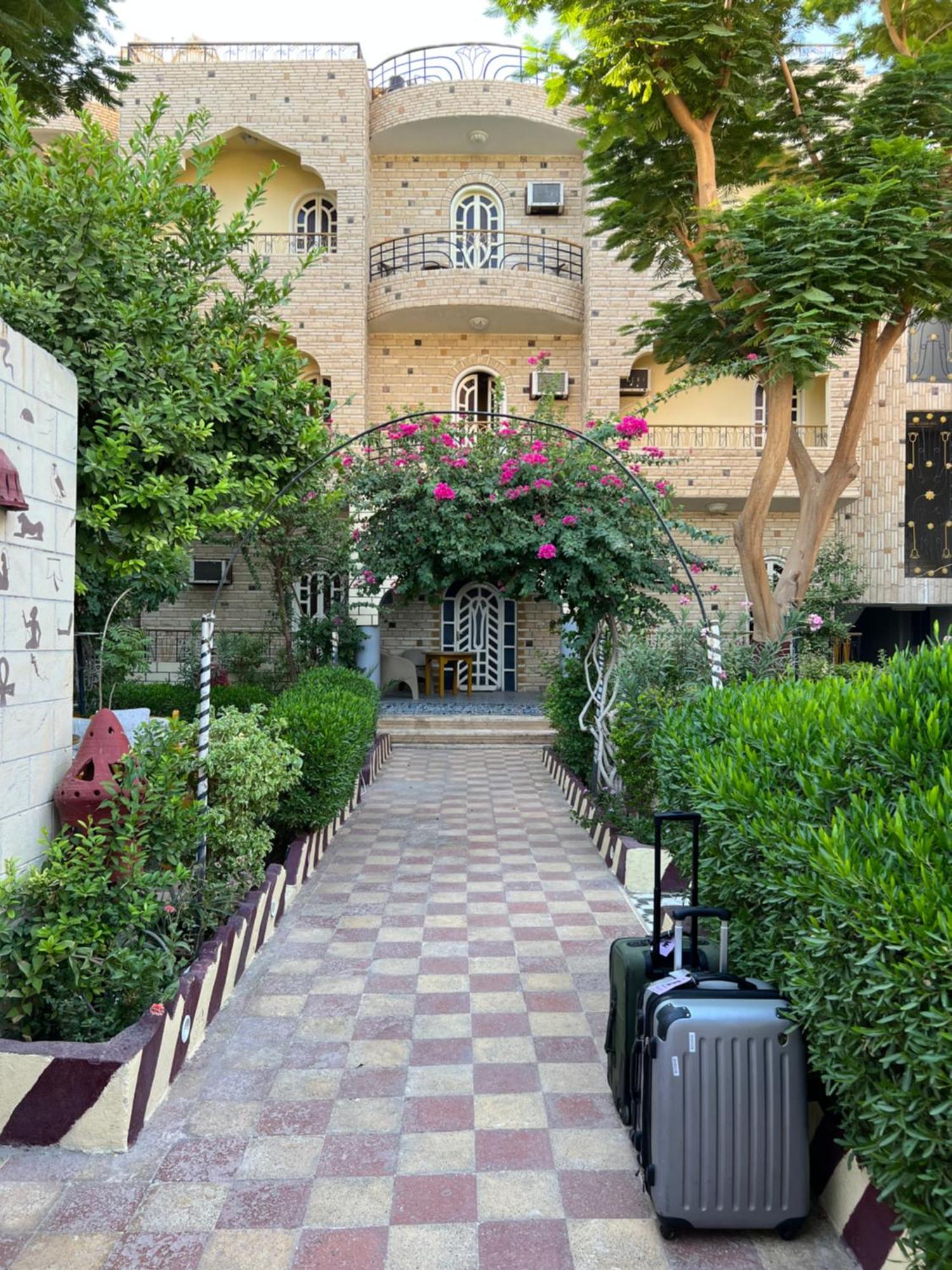 Elphardous Hotel Luxor Exteriör bild